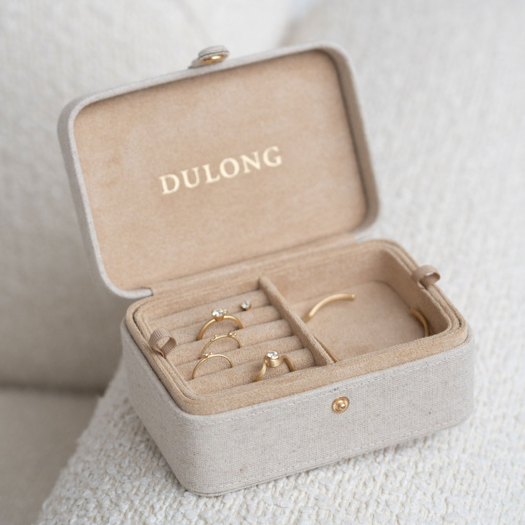 Dulong Travel Jewelry Box. Rejsesmykkeskrin i lyst hørlærred. Dulong Fine Jewelry