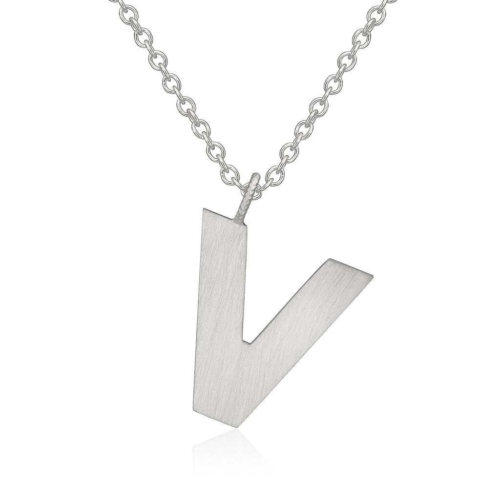 Letter V halskæde. Bogstavvedhæng i sølv på Stream 50 sølvkæde. Dulong Fine Jewelry
