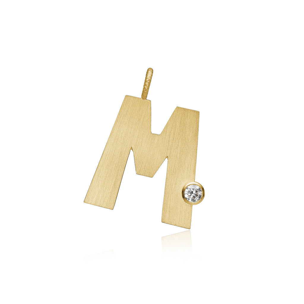Letter M vedhæng. Bogstavvedhæng i guld 18 K med en brillant. Dulong Fine Jewelry