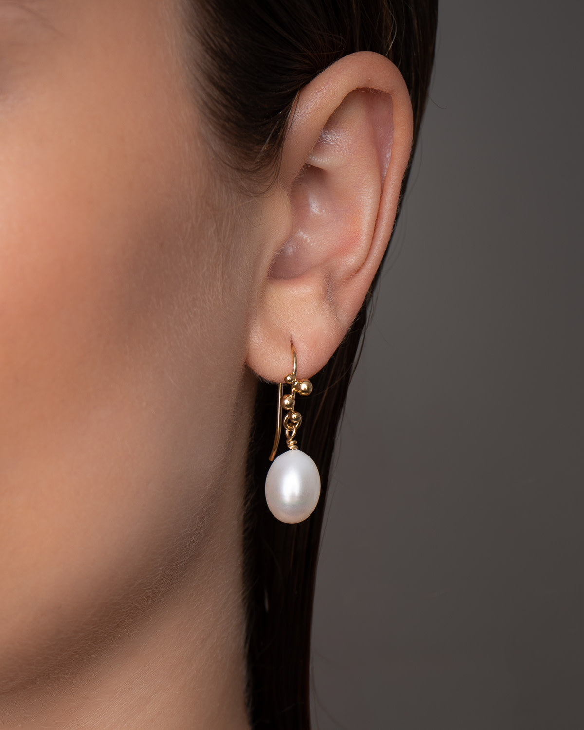 Delphis Pearl øreringe med ferskvandsperler fra Dulong → Køb