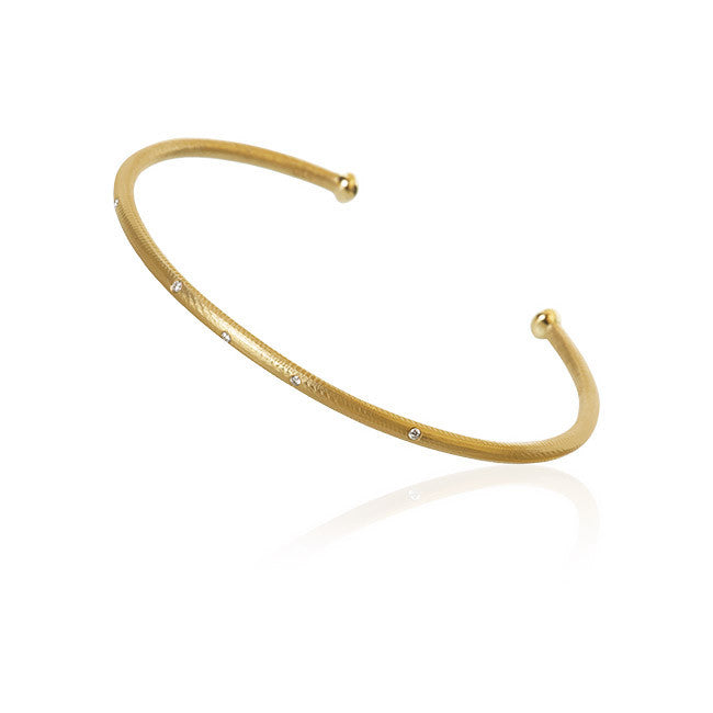 Esme armring, guld 18 K med 5 brillanter fra Dulong Fine Jewelry. Guld 18K