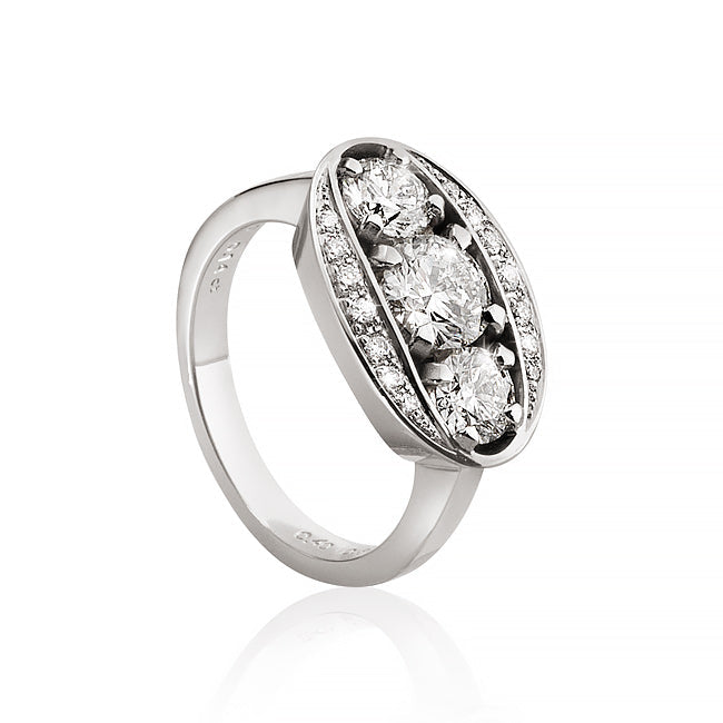 Halo ring, Hvidguld med 17 brillanter. En klassisk forlovelsesring. Dulong Fine Jewelry