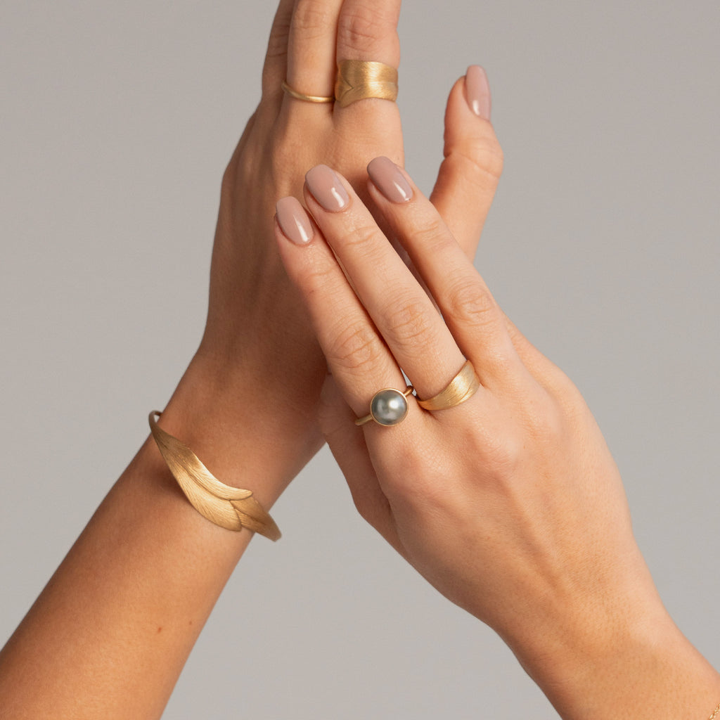 Aura kollektionens smykker i guld 18 K med håndfilet overflade. Dulong Fine Jewelry
