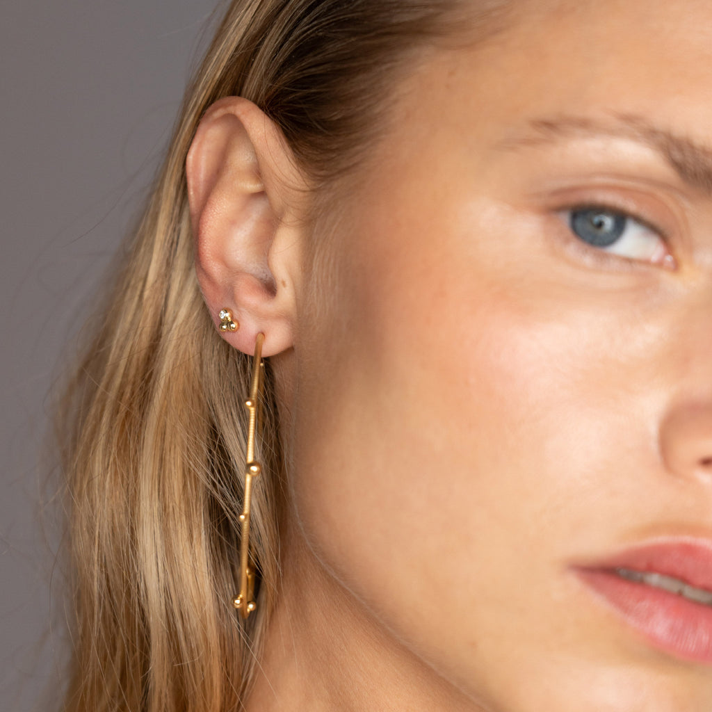 Delphis Diamond Mini øreringe. Guld 18 K med brillanter. Vist med mega Delphis Creol øreringe. Dulong Fine Jewelry