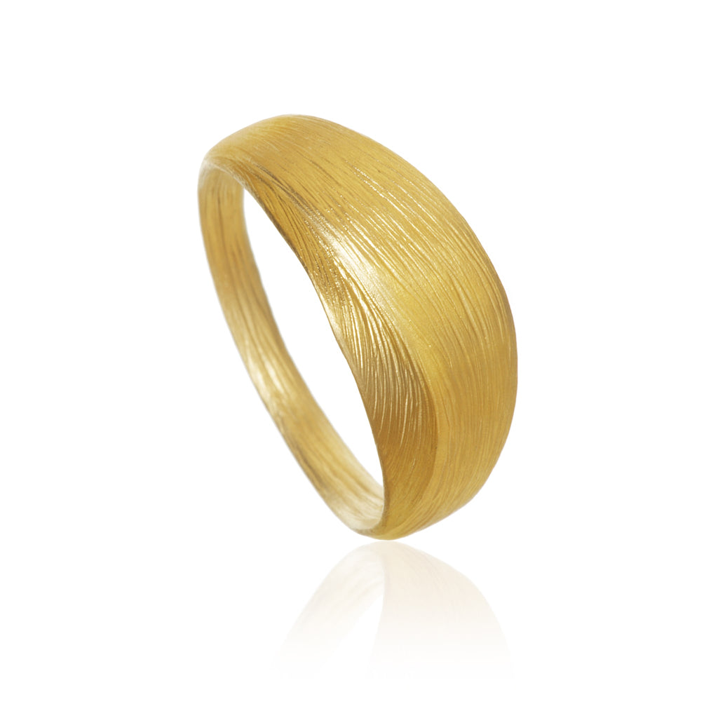Aura ring, lille. Guld 18 K med håndfilet overflade. Dulong Fine Jewelry