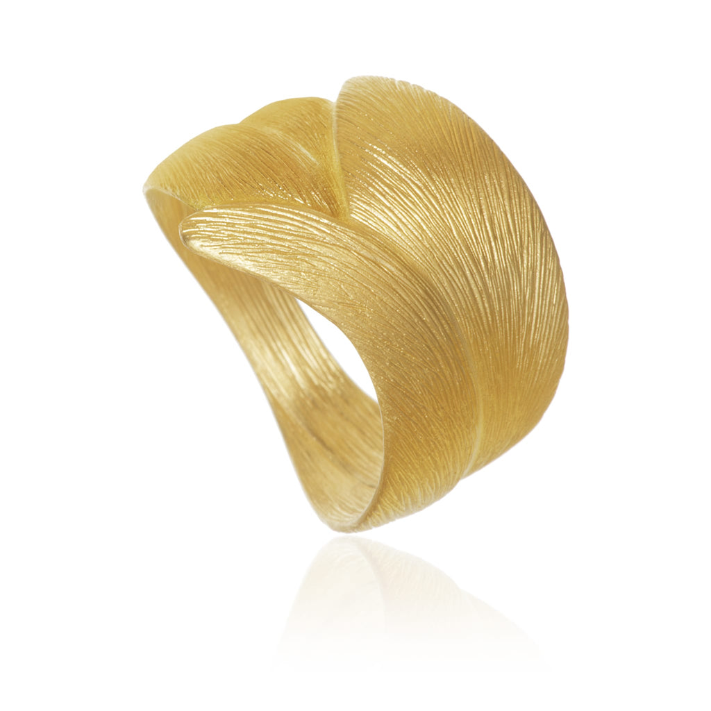 Aura ring, stor. Guld 18 K med håndfilet overflade. Dulong Fine Jewelry
