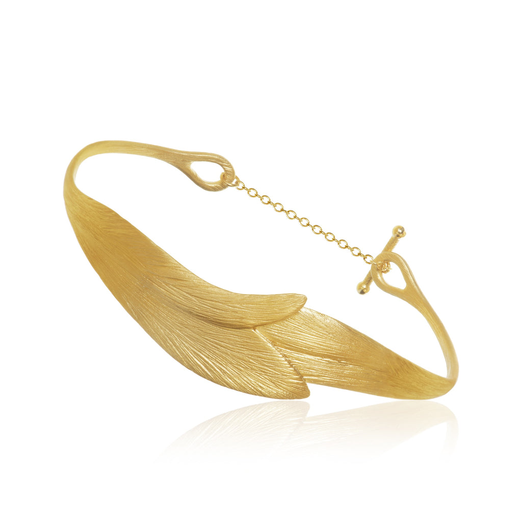 Aura armring i guld 18 K med håndfilet overflade. Dulong Fine Jewelry