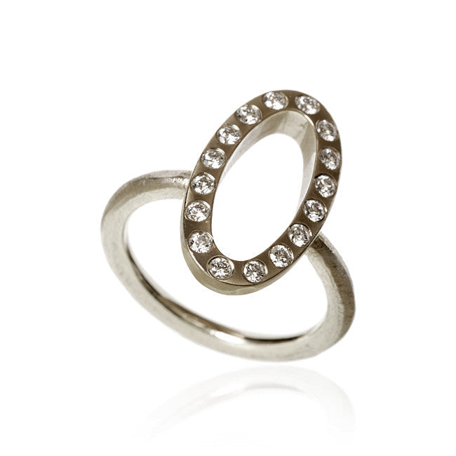 Capella ring med 16 brillanter fra Dulong Fine Jewelry. Hvidguld 18K.