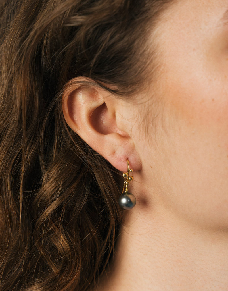 Delphis Pearl øreringe. Guld 18 K med Tahitiperler. Dulong Fine Jewelry