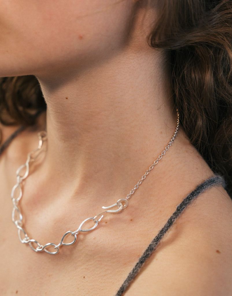 Kharisma armbånd, sølv, anvendt som halskæde med Stream Extension kæde. Dulong Fine Jewelry