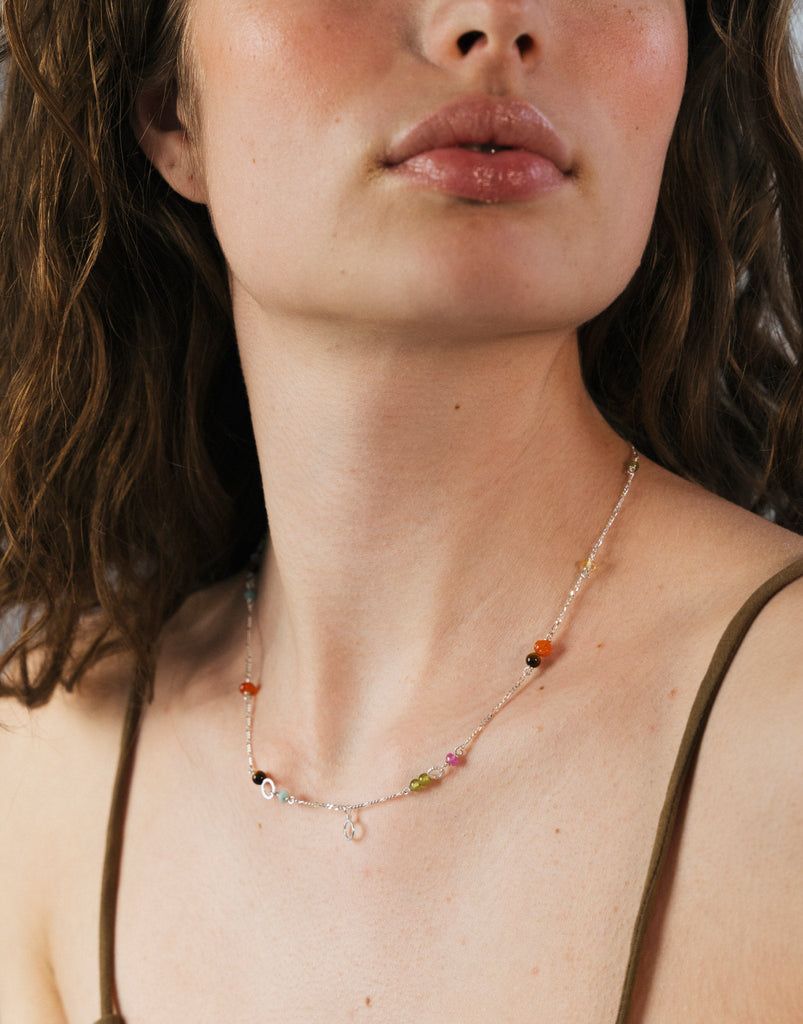 Piccolo Golden Dawn halskæde. Sølv med Mogok-rubin, amazonit, tigerøje, karneol, vesuvian og citrin. Dulong Fine Jewelry