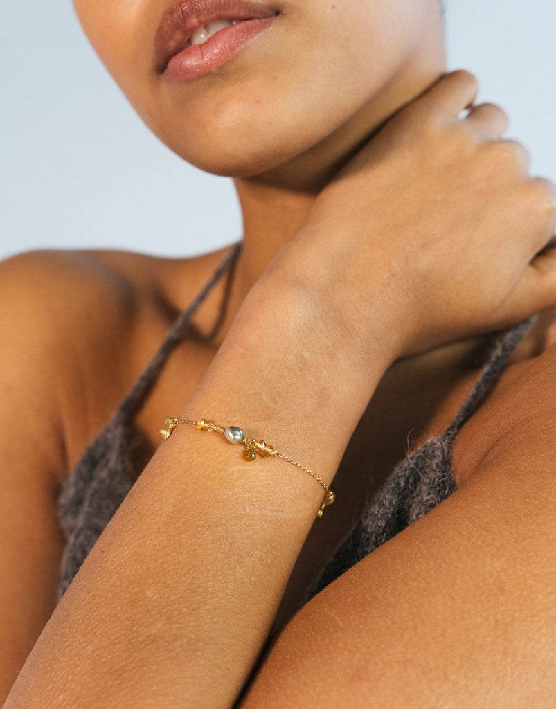 Piccolo Golden Desert armbånd. Guld 18 K med citrin, briolettediamant, Tahitiperler og Thera. Dulong Fine Jewelry