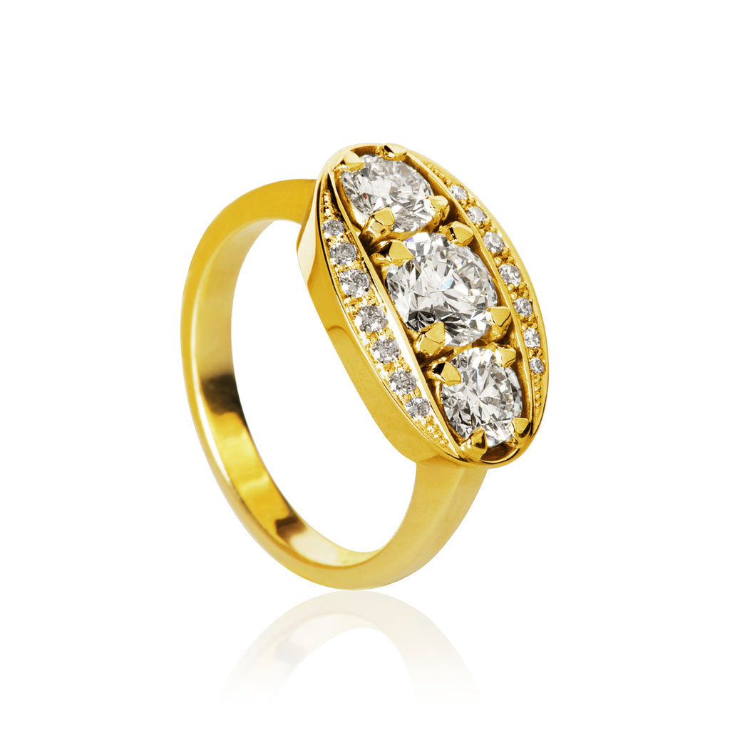 Halo ring, guld med 17 brillanter. En klassisk og eksklusiv forlovelsesring. Dulong Fine Jewelry