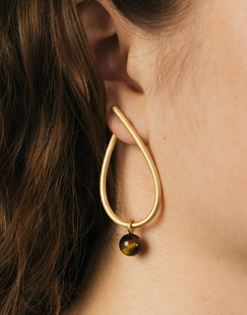 Kharisma øreringe. Stor, guld 18 K med Globe vedhæng. Dulong Fine Jewelry