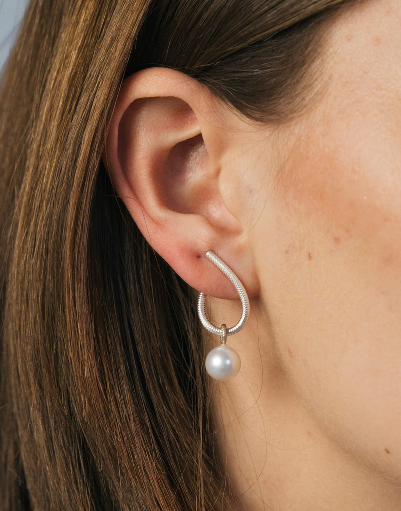 Kharisma øreringe, lille i sølv. Dulong Fine Jewelry