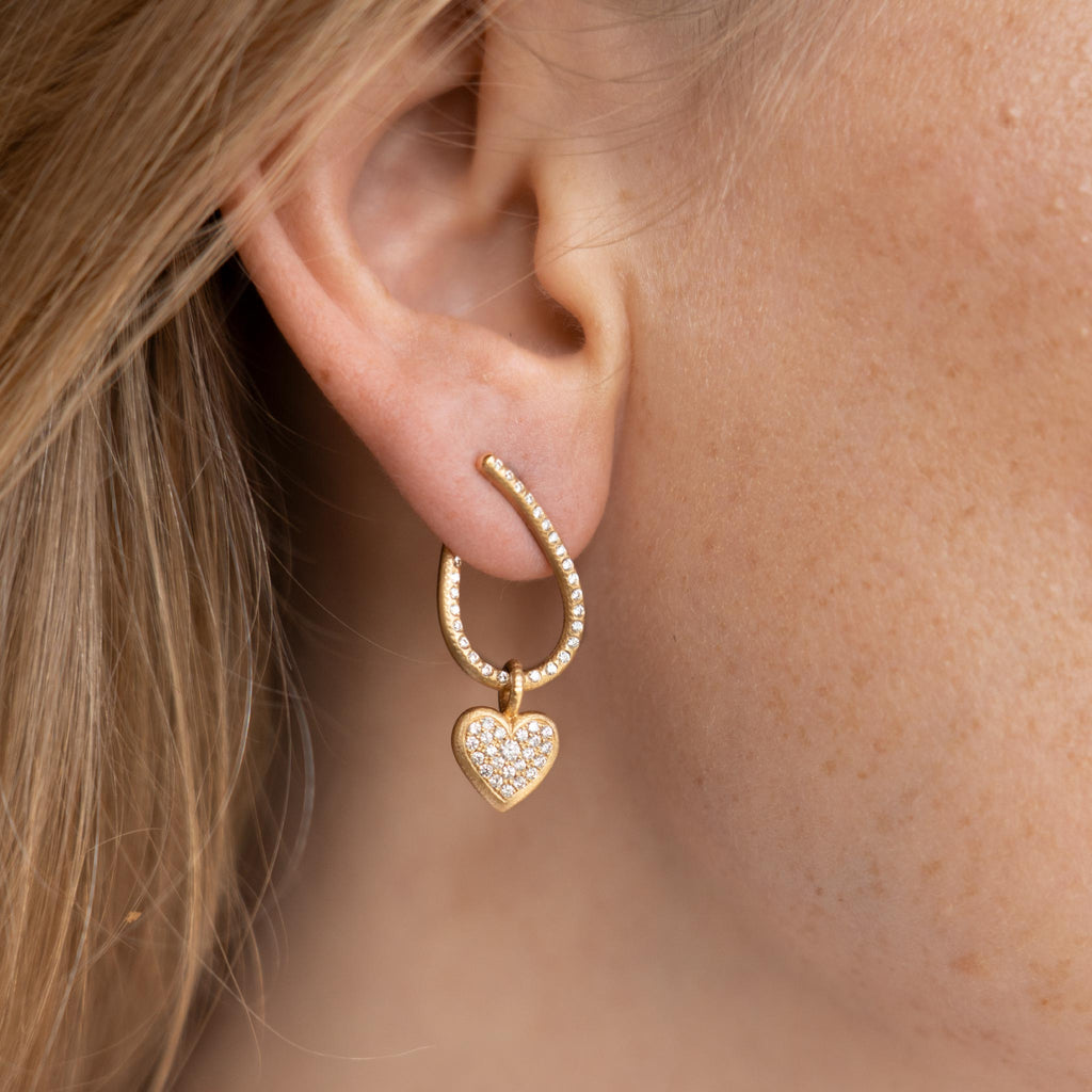 Kharisma Galaxy øreringe, lille. Guld 18 K med brillantslebne diamanter. Vist med Heart Diamond vedhæng. Dulong Fine Jewelry