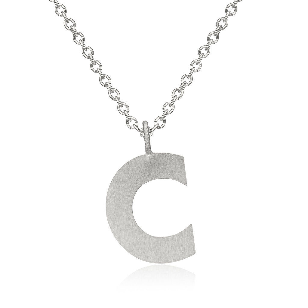 Letter C halskæde. Sølvvedhæng på Stream 50 kæde i sølv. Dulong Fine Jewelry