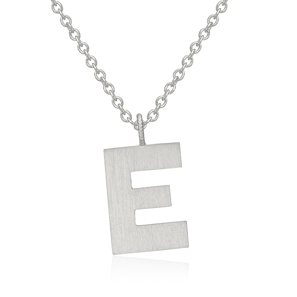 Letter E halskæde. Vedhæng i sølv på Stream 50 kæde. Dulong Fine Jewelry
