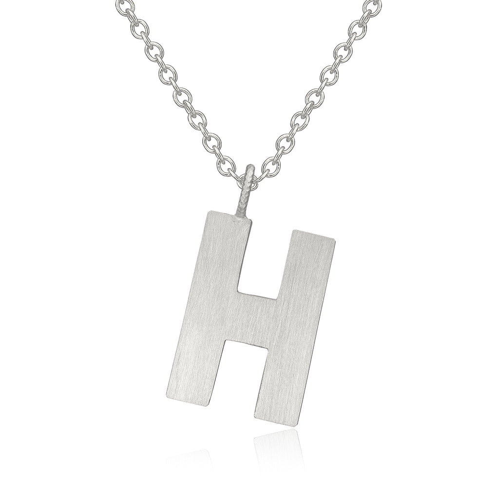 Letter H halskæde. Bogstavvedhæng i sølv på Stream 50 kæde. Dulong Fine Jewelry