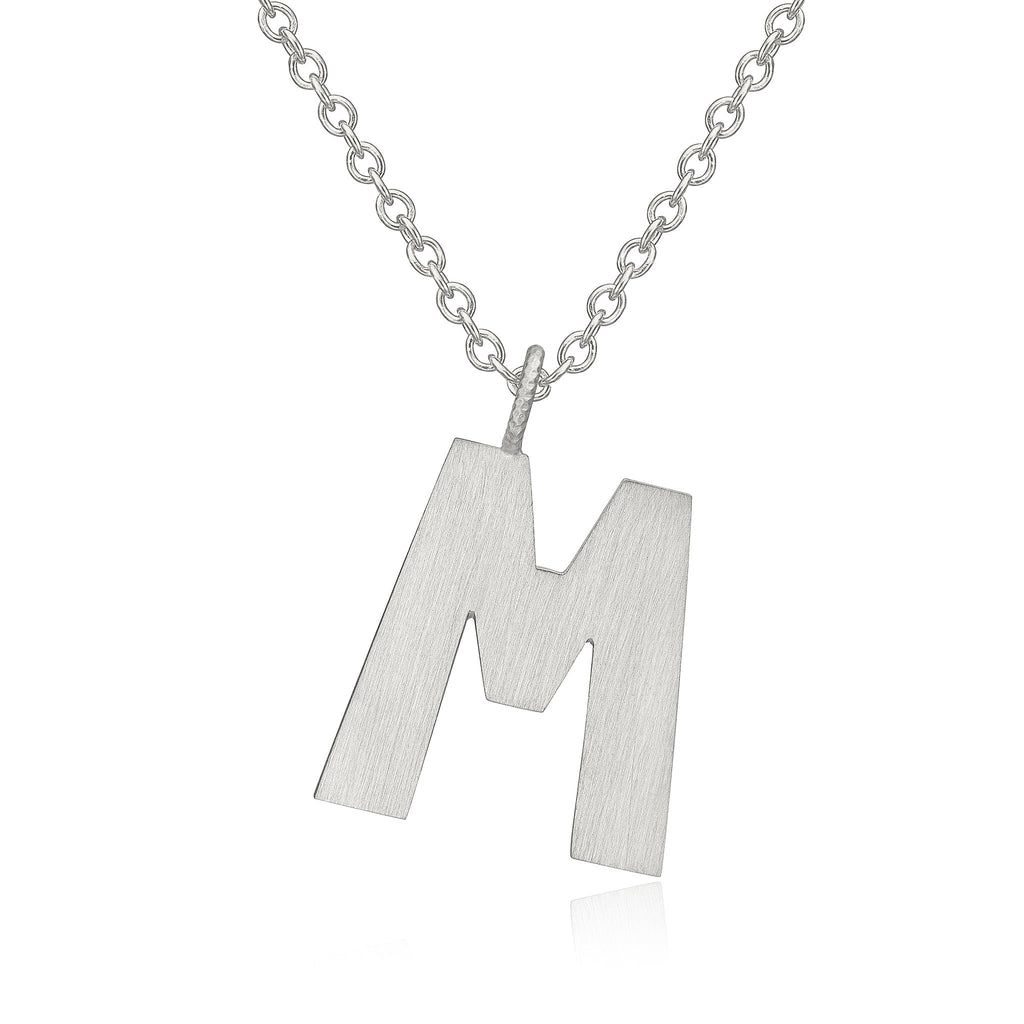 Letter M halskæde. Bogstavvedhæng i sølv på Stream 50 kæde. Dulong Fine Jewelry