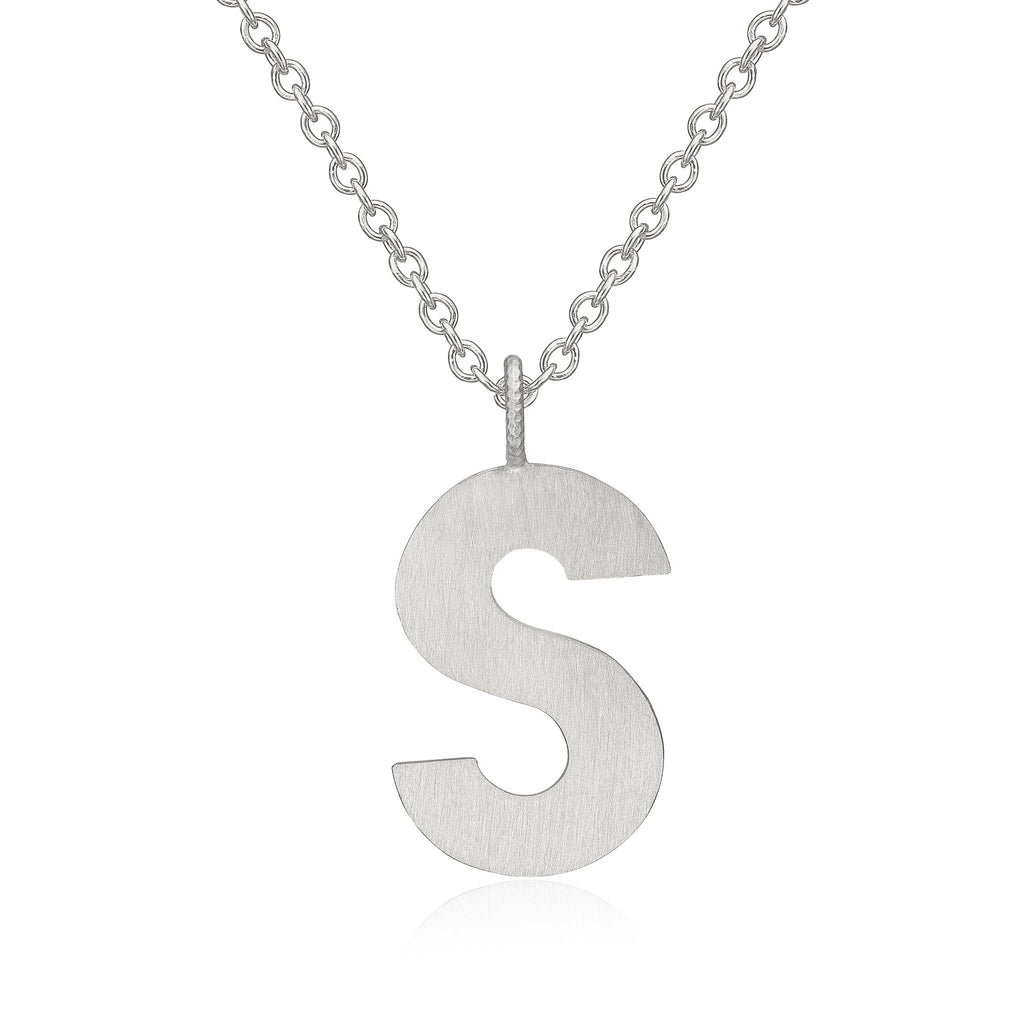 Letter S halskæde. Bogstavvedhæng i sølv på Stream 50 sølvkæde. Dulong Fine Jewelry