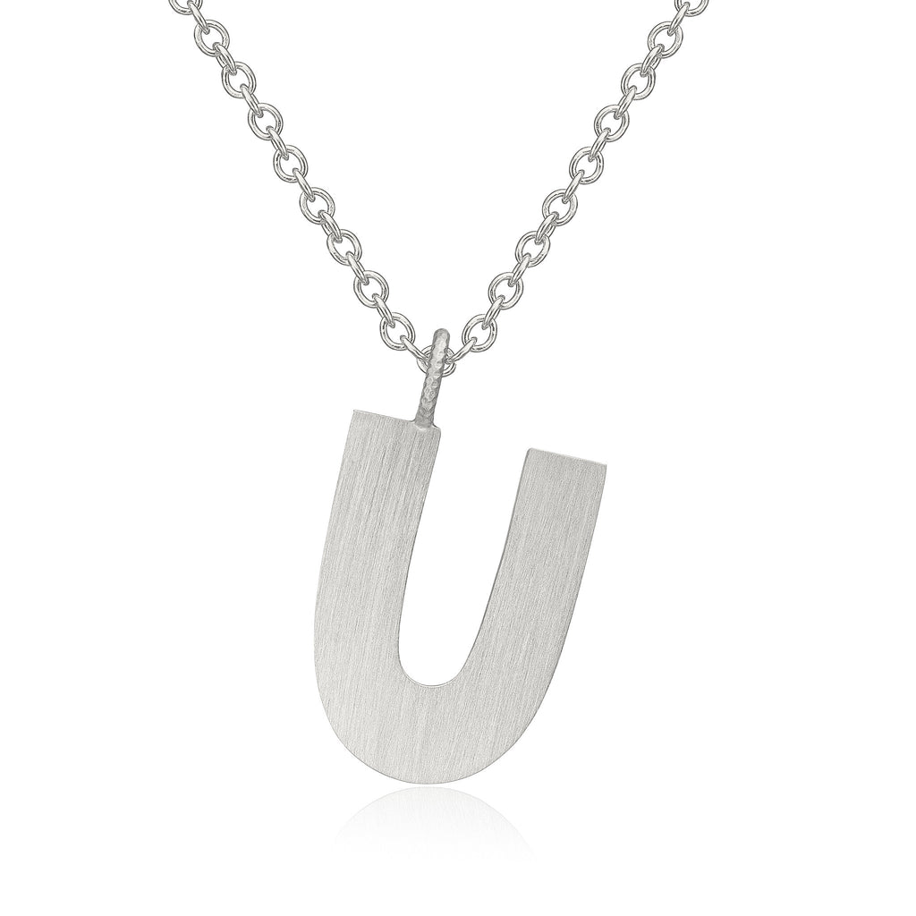 Letter U halskæde. Bogstavvedhæng i sølv på Stream 50 sølvkæde. Dulong Fine Jewelry