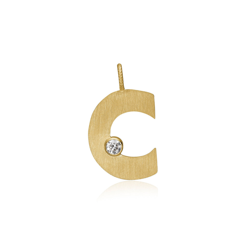 Letter C vedhæng. Bogstavvedhæng i guld 18 K med en brillant. Dulong Fine Jewelry