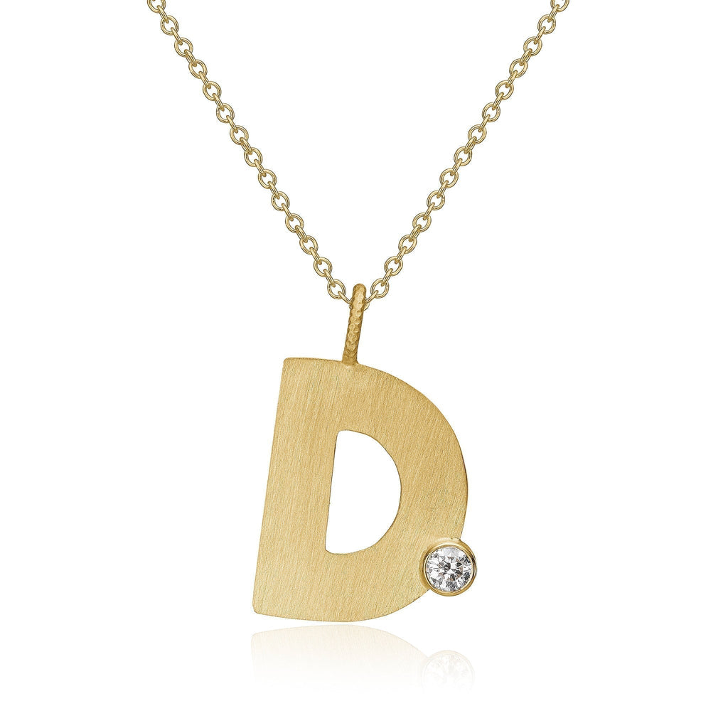 Letter vedhæng, guld 18 K med en diamant. Vist på en Stream 30 kæde i guld 18 K. Dulong Fine Jewelry