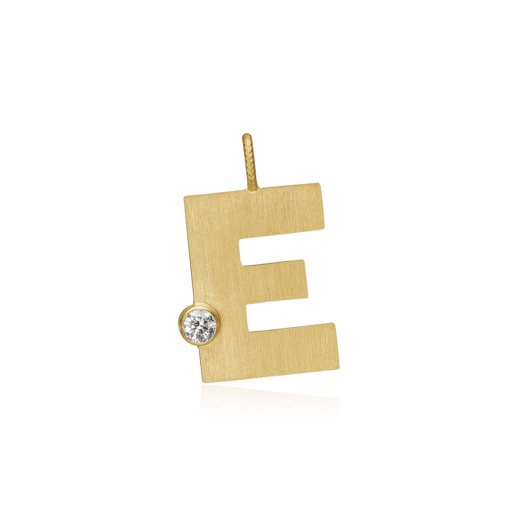 Letter E vedhæng. Bogstavvedhæng i guld 18 K med en brillant. Dulong Fine Jewelry