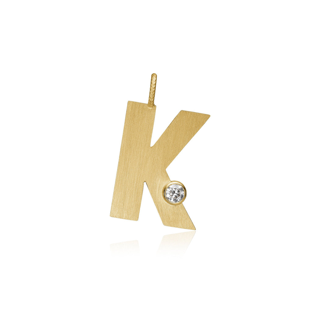 Letter K vedhæng. Bogstavvedhæng i guld 18 K med en brillant. Dulong Fine Jewelry