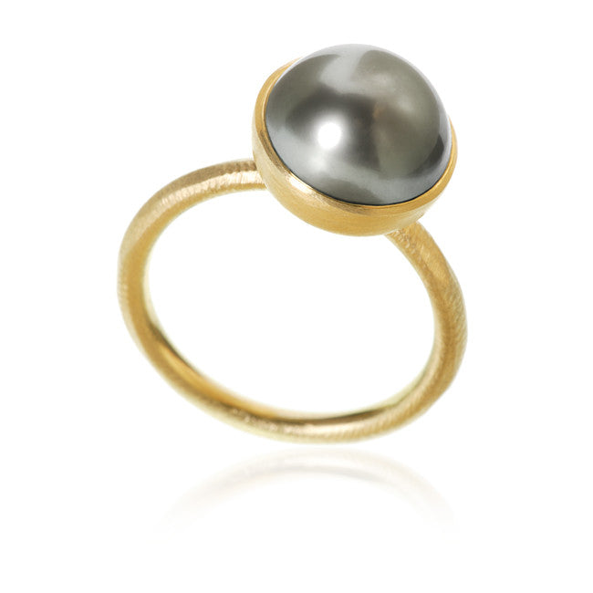 Pacific ring. Stor, guld 18 K med Tahitiperle. Dulong Fine Jewelry