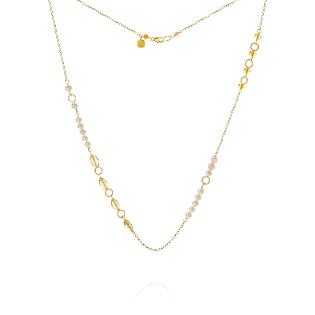 Piccolo Mellow halskæde. Guld 18 K med peach safir, ferskvandsperler, citrin og guavakvarts, 43 cm. Dulong Fine Jewelry
