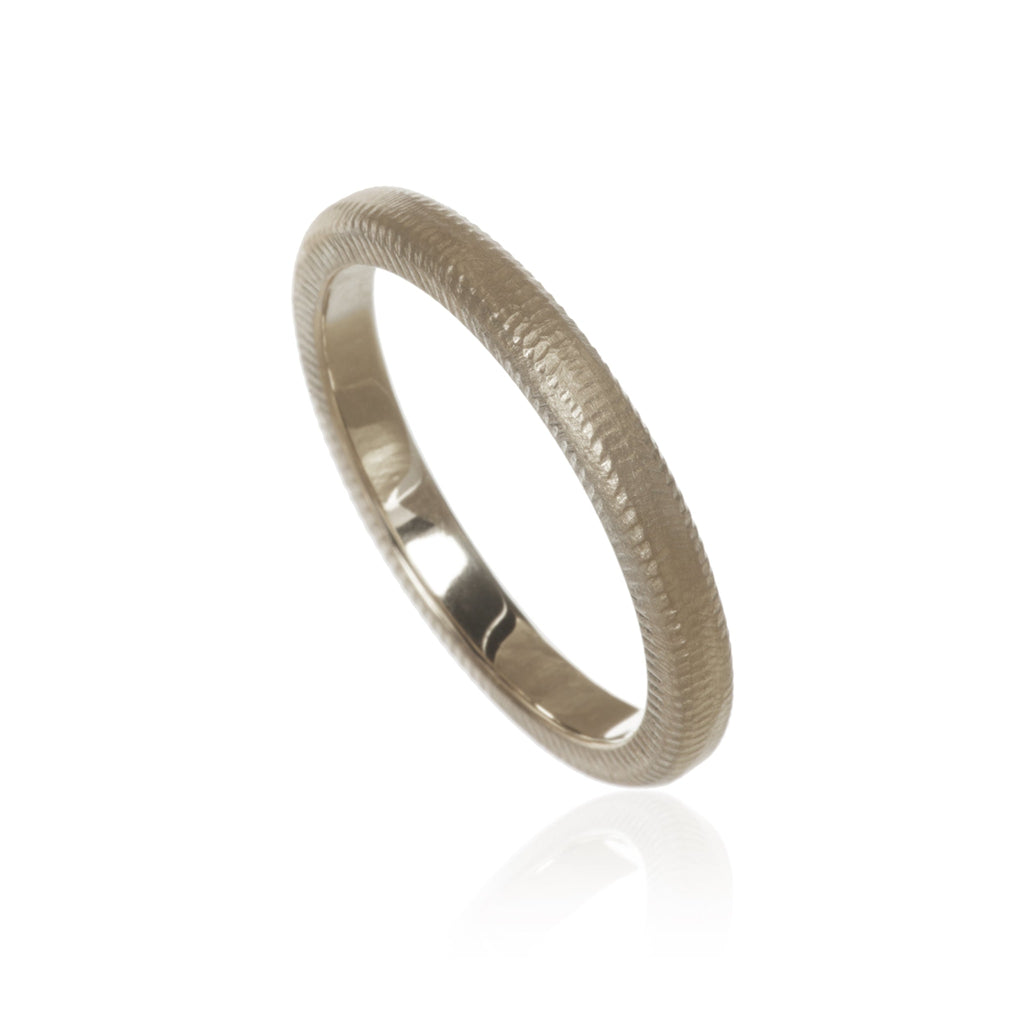 Vielsesring i hvidguld. Curve ring. 2,5 mm. ringskinne. Dulong Fine Jewelry