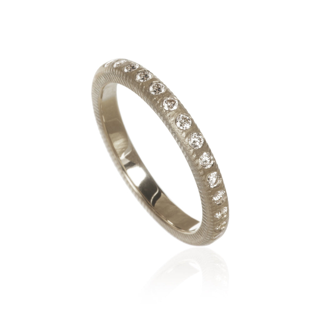 Curve ring med 16 brillanter fra Dulong Fine Jewelry. Hvidguld