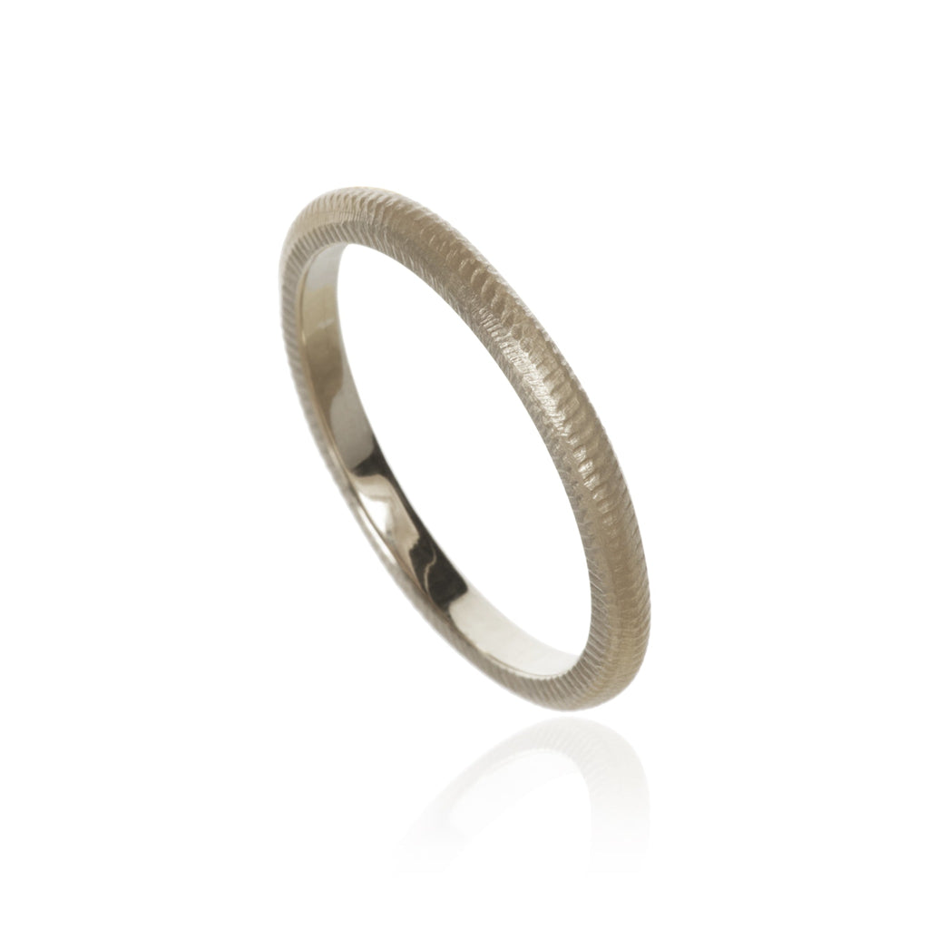 Vielsesring i guld. Curve ring, 2,0 mm, Hvidguld 18K, Dulong Fine Jewelry.